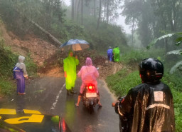 Hujan Lebat, Jalan Trenggalek-Tulungagung Tertutup Longsor hingga Banjir