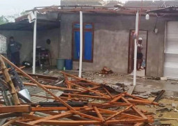 Hujan Es Disertai Angin Kencang, Porak-porandakan 40 Rumah di Sampang