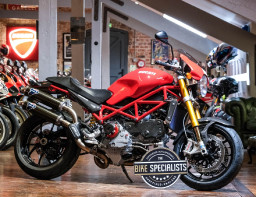 Ducati Monster 1000 S4 Langka, Bertanda Tangan Legenda ‘Carl Fogarty’ Dijual
