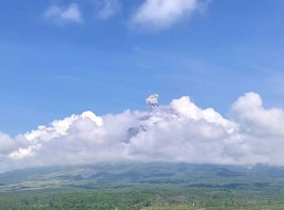 Senin Pagi, Gunung Semeru Erupsi Disertai Letusan Setinggi 800 Meter