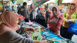 Blusukan ke Pasar Tanjung Anyar, Cawali Ning Ita Sapa dan Serap Aspirasi Pedagang