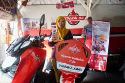 Federal Oil Serahkan Motor dan Ribuan Hadiah Untuk Konsumen Beruntung