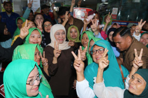 Serap Aspirasi Pedagang Dupak Grosir, Khofifah Literasi Digital di Pusat Perbelanjaan