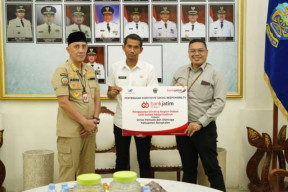 Bank Jatim Serahkan CSR Pengecatan Dinding Gor Sultan Abdul Kadirun Kepada Pemkab Bangkalan