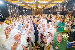 Khofifah Hadiri Shalawat Akbar Bersama Masyarakat Gresik, Lengkapi Ikhtiar Jelang Hari Coblosan Pilgub Jatim