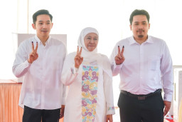 Khofifah Nyoblos di TPS 19 Surabaya: Serukan Partisipasi dan Kawal Suara Rakyat Hingga Tuntas