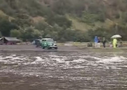 Heboh! Lautan Pasir Gunung Bromo Berubah Jadi Fenomena Sungai Dadakan