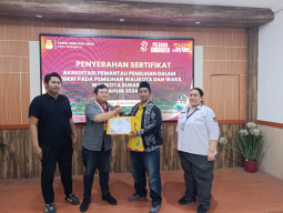KPU Kota Surabaya Berikan Sertifikat Akreditasi Kepada 4 Pemantau Pilkada 2024