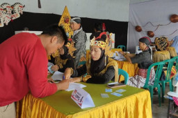 Unik Bernuansa Kerajaan, Petugas TPS di Magetan Kenakan Kostum Tari Jalak Lawu