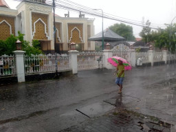 Hore, Surabaya Mulai Hujan