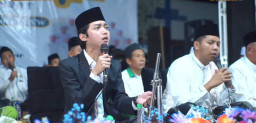 Ribuan Warga Tumplek Blek Hadiri Asemmanis Bersholawat Bareng Gus Azmi