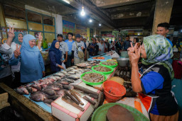 Histeris Pedagang Pasar Besar Malang Sambut Khofifah, Gelorakan Semangat Harus Menang