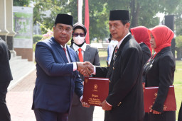 Hari Pahlawan, PNS Sidoarjo Terima Tanda Kehormatan Satyalencana Karya Satya dari Presiden RI