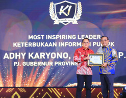 Pj Gubernur Adhy Terima Penghargaan Most Inspiring Leader Keterbukaan Informasi Publik
