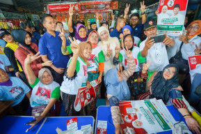 Pastikan Stok Bahan Pokok Aman di Pasar Baru Gresik, Khofifah Panen Dukungan dan Doa
