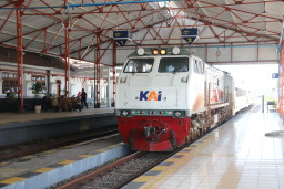 Kereta Api Pilihan Transportasi Ramah Lingkungan dengan Emisi Karbon Rendah