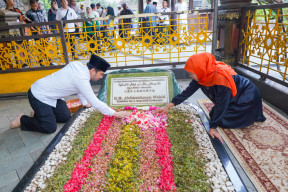 Khofifah-Emil Khusyuk Ziarah ke Makam Pendiri NU KH Hasyim Asy’ari dan Gus Dur