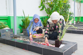 Hari Tenang Kedua, Khofifah Ziarah ke Makam Kiai Wahab Chasbullah dan Kiai Bisri Syansuri di Jombang