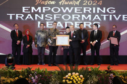 Dirut Bank Jatim Terima Penghargaan Dari Sekolah Pascasarjana Unair