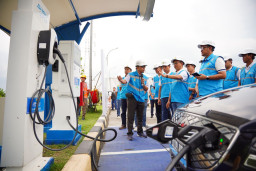 Pastikan Layanan Optimal Saat Libur Nataru, Direktur Distribusi PLN Tinjau SPKLU Rest Area 575A