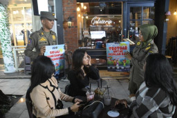 Satpol PP Surabaya Sosialisasikan Perda Trotoar