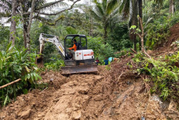 Akses Jalan dan 9 Rumah Terisolasi Longsor, BPBD Trenggalek Terjunkan 1 Unit Eskavator