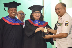 Pj Wali Kota Kediri Beri Penghargaan pada 14 Wisudawan Terbaik dari Kecamatan Kota