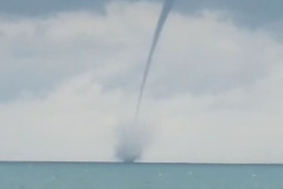 Fenomena Waterspout Mirip Puting Beliung Hebohkan Warga di Lamongan
