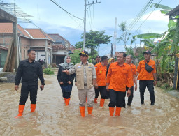 Respons Cepat Banjir Ponorogo, Kepala BNPB dan Pj Gubernur Jatim Sapa Pengungsi - Serahkan Bantuan