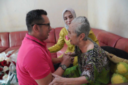 Spesial Hari Ibu, Mas Pj Wali Kota Beri Surprise Ibu-Ibu Lansia