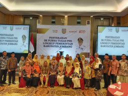 67 PNS Disdikbud Jombang Pensiun, Plt Kepala Dinas Beri Apresiasi