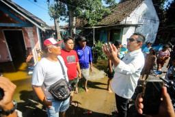 Turun ke Lokasi Banjir, Pj Wali Kota Mojokerto Beri Bantuan dan Dengarkan Keluhan Warga