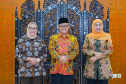 Khofifah Temui Mendikdasmen, Usulankan Regulasi Penggunaan Medsos Bagi Anak hingga MBG