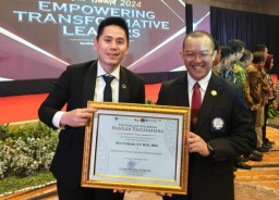 Kontribusi Bagi Masyarakat, Pasca Sarjana Unair Berikan Penghargaan Pada Tokoh dan Pengusaha