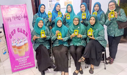 Peringati Hari Ibu, Anggota PKK Balas Klumprik Gelar Lomba Hias Cup Cake