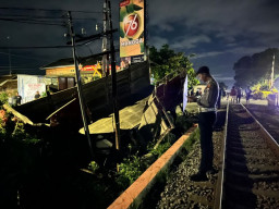 Petugas Jaga Palang Pintu Tertidur, KA Kartanegara Tabrak Truk Gandeng