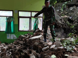 Diterjang Longsor, KBM SD di Trenggalek Dialihkan ke Emperan Masjid