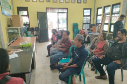 Pemdes Kramatinggil Gresik Fasilitasi Pendaftaran Delapan Warganya ke DTKS