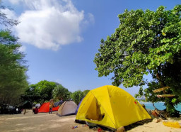 Pantai Watu Leter Malang, Tawarkan Pesona Alam Eksotis untuk Berkemah