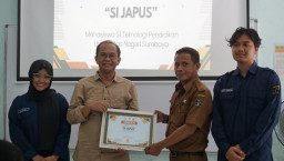 Mahasiswa Teknologi Pendidikan UNESA Medigitalisasi Perpustakaan SDN Romokalisari 2 Surabaya        