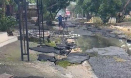 Terendam Banjir, Jalanan Aspal yang Masih Baru Terkelupas di Tuban