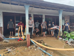 Polres Blitar Terjunkan Anggotanya Bantu Korban Banjir