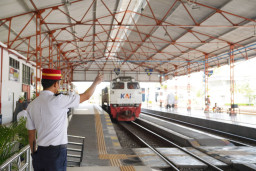 Sambut Libur Nataru 2024-2025, KAI Daop 8 Operasikan 8 Kereta Tambahan