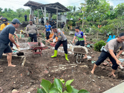 Baca juga : Polisi Bersama Warga Benahi Makam Rusak Akibat Banjir