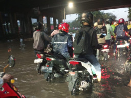 Diterjang Hujan Angin, Surabaya 'Tenggelam' hingga Puluhan Pohon Tumbang