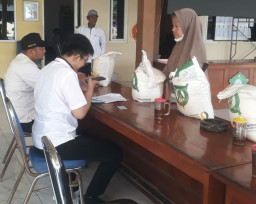 Tingkatkan Ketahan Pangan, Pemdes Pilang Salurkan Bansos Beras Program Kemensos
