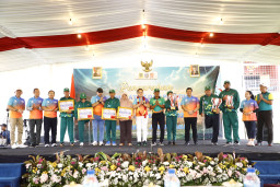 Pj. Gubernur Jatim Serahkan Bonus Atlet dan Pelatih Peparnas XVII Jateng