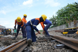 KAI Daop 8 Surabaya Gencarkan Perawatan Jalur KA