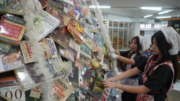 Meriahkan Natal 2024, Kampus Petra Christian University Tampilkan Windmolen Kerstboom