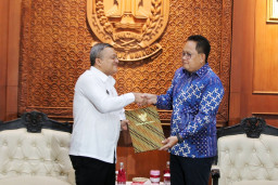 Banyak Pekerjaan yang Harus Dituntaskan Adhy Karyono Serahakan SK Perpanjangan Pj. Bupati Sampang